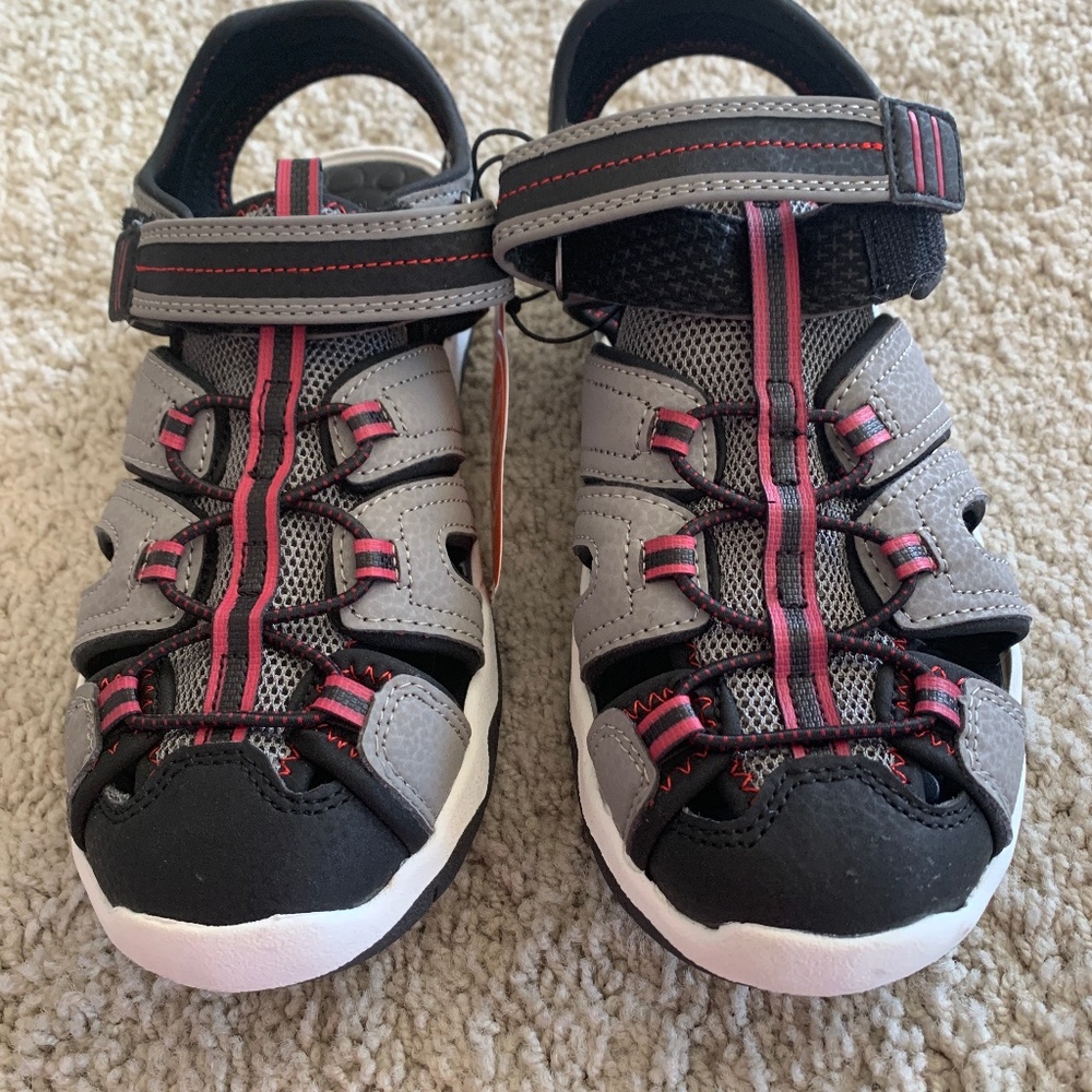 NEW Boys , size 5 shoes,